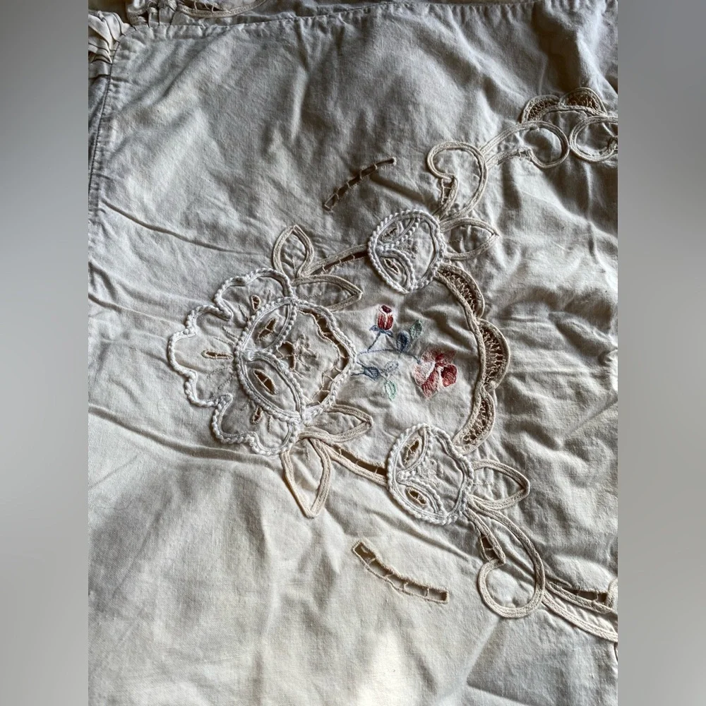 Set of 2 VTG Embroidered Pillowcases - Picture 6 of 9